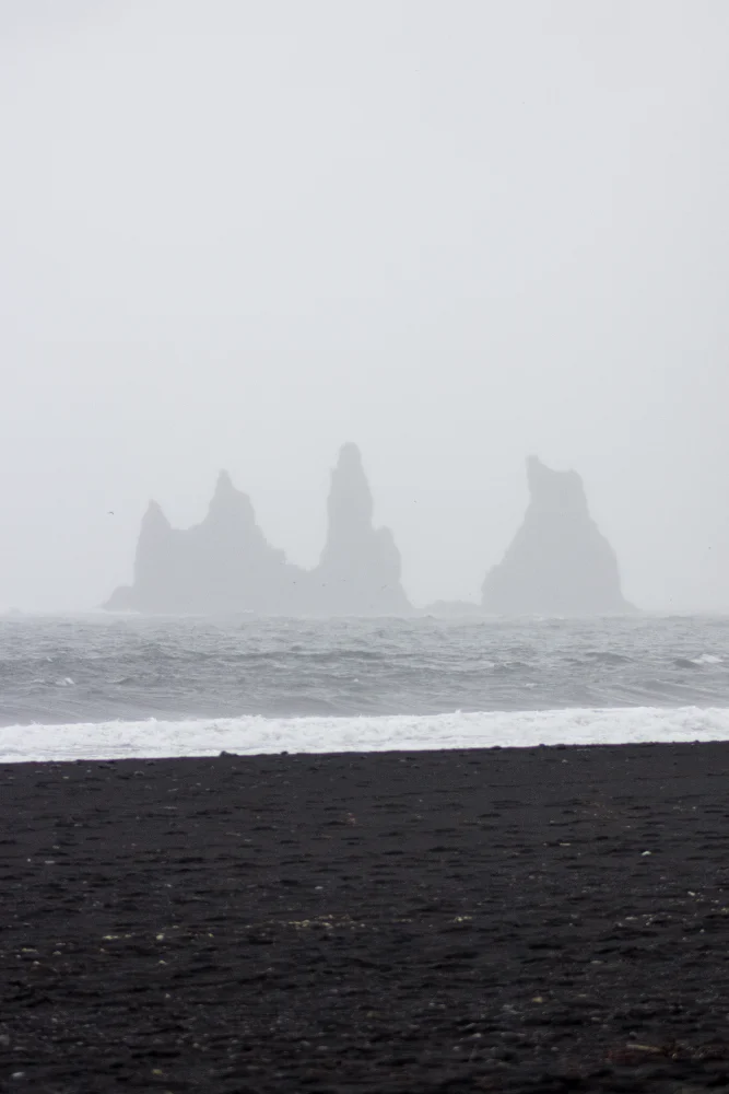 islande-vik-ckr-photographie Les aiguilles rocheuses de Reynisdrangar depuis la plage noire de Vik en Islande